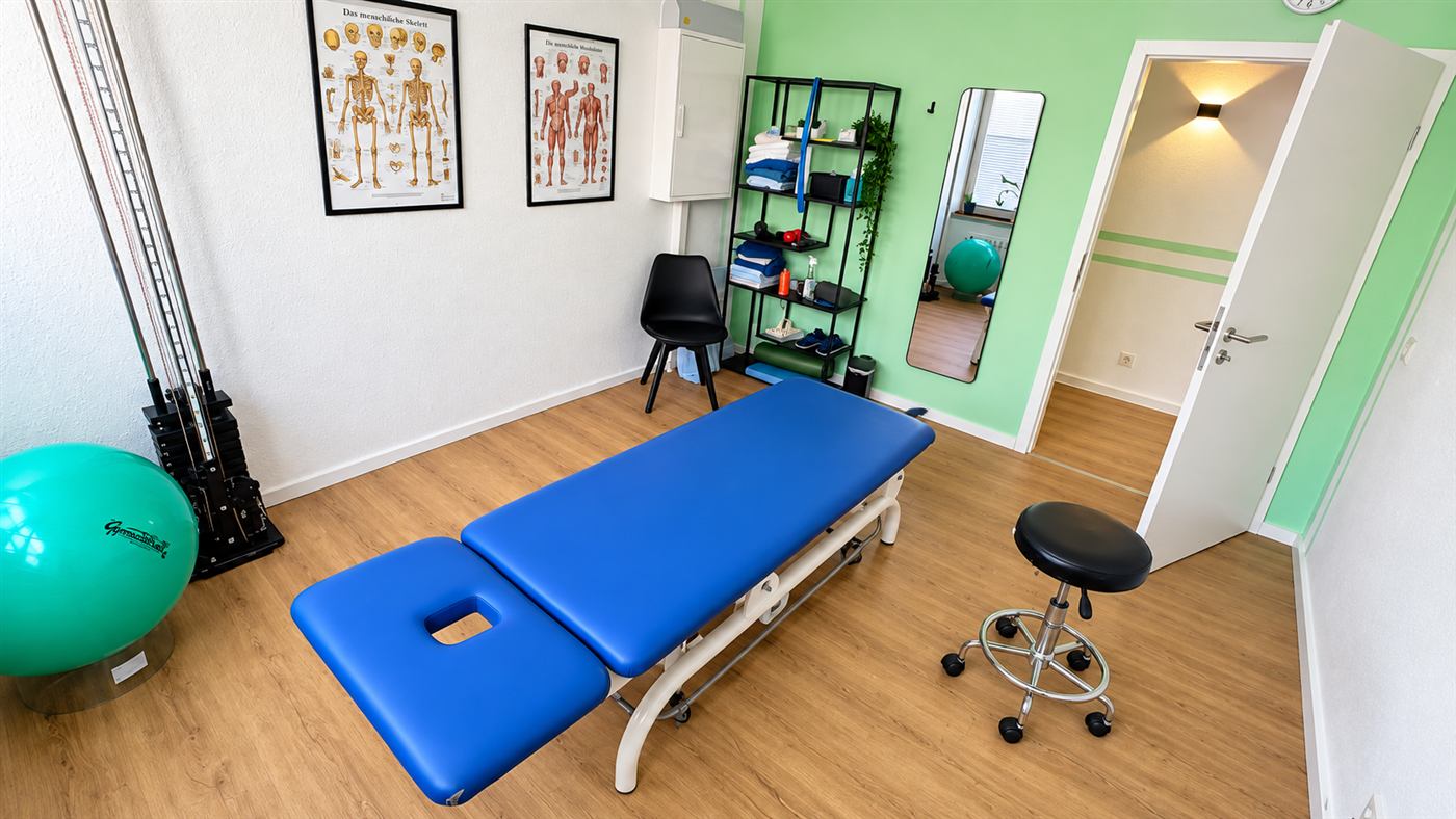 Behandlungsraum mit Sprossenwand und Therapieliege